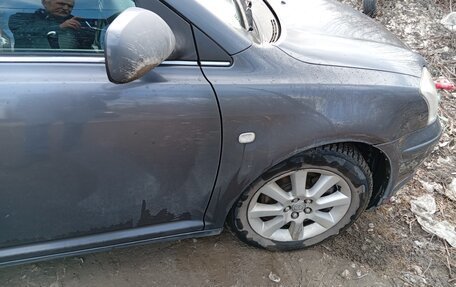 Toyota Avensis III рестайлинг, 2005 год, 600 000 рублей, 23 фотография