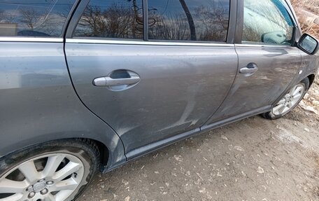 Toyota Avensis III рестайлинг, 2005 год, 600 000 рублей, 21 фотография