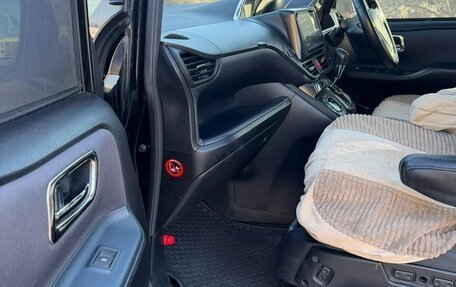 Toyota Voxy III, 2016 год, 1 800 000 рублей, 21 фотография