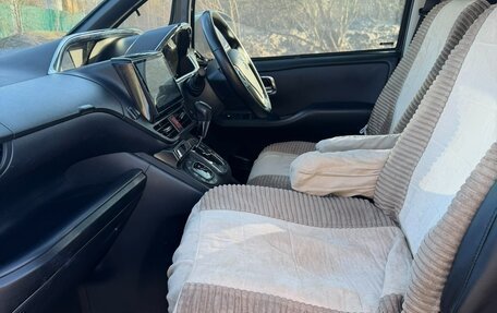 Toyota Voxy III, 2016 год, 1 800 000 рублей, 34 фотография