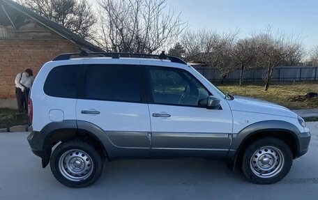 Chevrolet Niva I рестайлинг, 2018 год, 960 000 рублей, 3 фотография