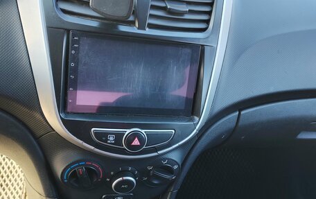 Hyundai Solaris II рестайлинг, 2013 год, 420 000 рублей, 26 фотография