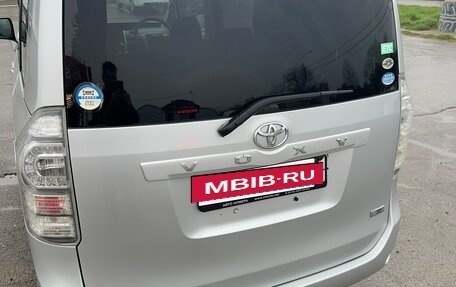 Toyota Voxy II, 2010 год, 1 350 000 рублей, 2 фотография