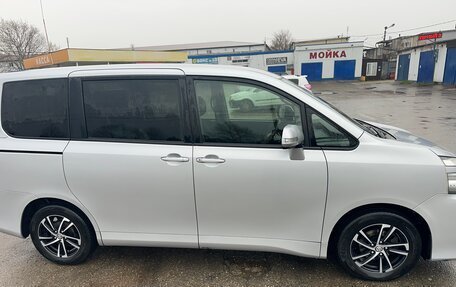 Toyota Voxy II, 2010 год, 1 350 000 рублей, 3 фотография