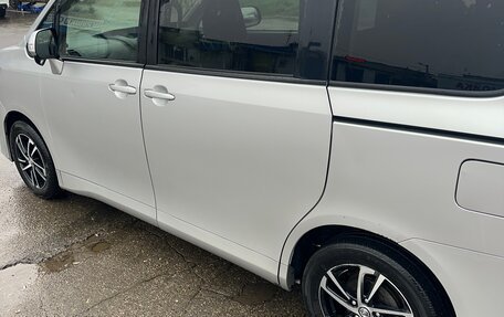 Toyota Voxy II, 2010 год, 1 350 000 рублей, 5 фотография