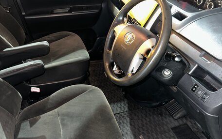 Toyota Voxy II, 2010 год, 1 350 000 рублей, 8 фотография