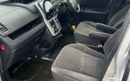 Toyota Voxy II, 2010 год, 1 350 000 рублей, 4 фотография