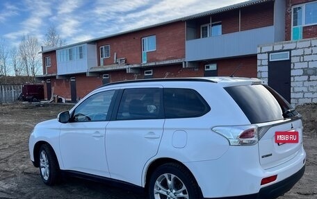 Mitsubishi Outlander III рестайлинг 3, 2013 год, 1 220 000 рублей, 3 фотография