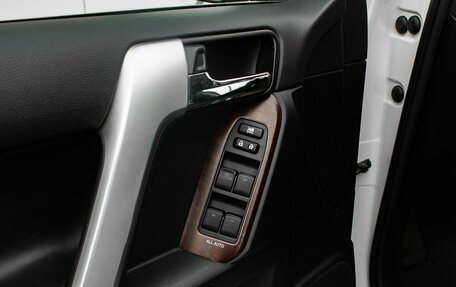 Toyota Land Cruiser Prado 150 рестайлинг 2, 2017 год, 4 900 000 рублей, 31 фотография