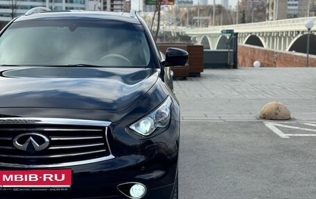 Infiniti QX70, 2015 год, 2 790 000 рублей, 10 фотография