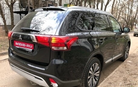 Mitsubishi Outlander III рестайлинг 3, 2021 год, 2 599 000 рублей, 4 фотография