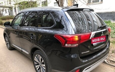 Mitsubishi Outlander III рестайлинг 3, 2021 год, 2 599 000 рублей, 3 фотография