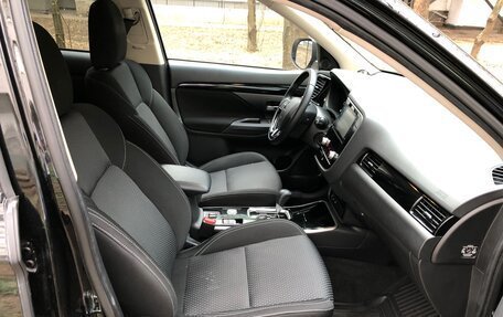 Mitsubishi Outlander III рестайлинг 3, 2021 год, 2 599 000 рублей, 10 фотография