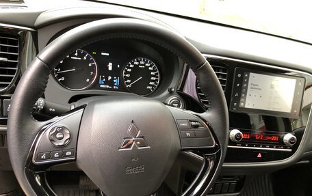 Mitsubishi Outlander III рестайлинг 3, 2021 год, 2 599 000 рублей, 14 фотография