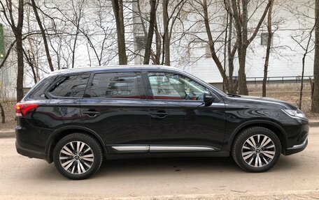 Mitsubishi Outlander III рестайлинг 3, 2021 год, 2 599 000 рублей, 21 фотография