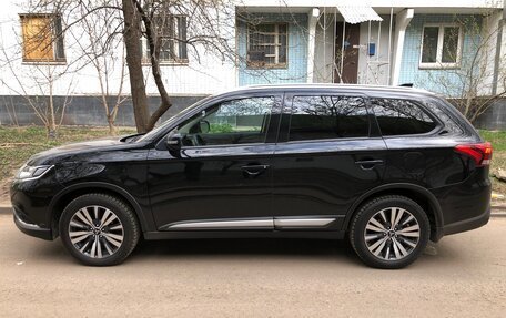 Mitsubishi Outlander III рестайлинг 3, 2021 год, 2 599 000 рублей, 20 фотография