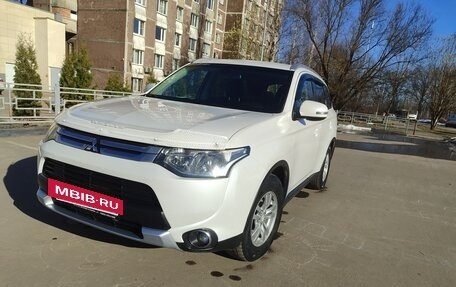 Mitsubishi Outlander III рестайлинг 3, 2014 год, 1 430 000 рублей, 12 фотография