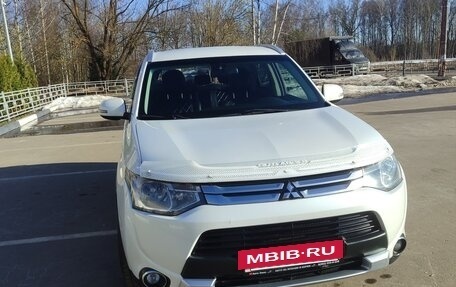 Mitsubishi Outlander III рестайлинг 3, 2014 год, 1 430 000 рублей, 5 фотография