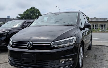 Volkswagen Touran III, 2016 год, 1 600 000 рублей, 2 фотография