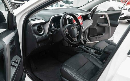 Toyota RAV4, 2017 год, 1 990 000 рублей, 6 фотография