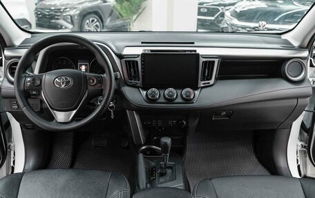 Toyota RAV4, 2017 год, 1 990 000 рублей, 9 фотография