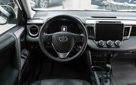 Toyota RAV4, 2017 год, 1 990 000 рублей, 11 фотография