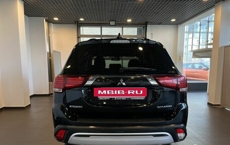 Mitsubishi Outlander III рестайлинг 3, 2019 год, 2 650 000 рублей, 4 фотография