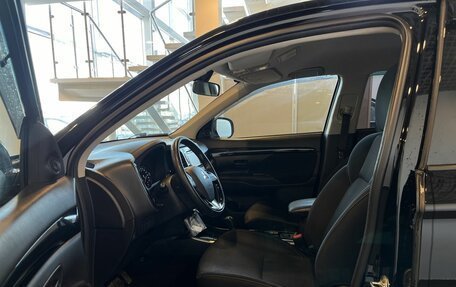 Mitsubishi Outlander III рестайлинг 3, 2019 год, 2 650 000 рублей, 14 фотография