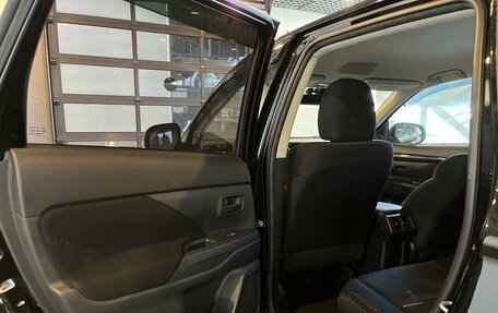 Mitsubishi Outlander III рестайлинг 3, 2019 год, 2 650 000 рублей, 20 фотография