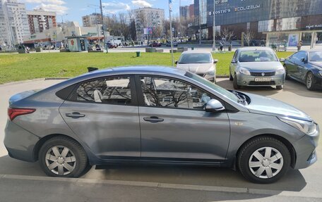 Hyundai Solaris II рестайлинг, 2018 год, 800 000 рублей, 2 фотография