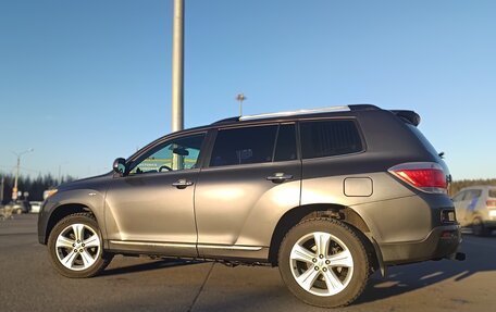 Toyota Highlander III, 2013 год, 1 950 000 рублей, 2 фотография