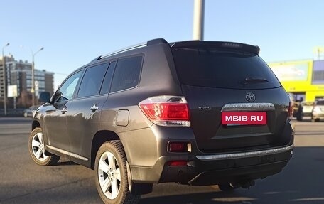 Toyota Highlander III, 2013 год, 1 950 000 рублей, 3 фотография