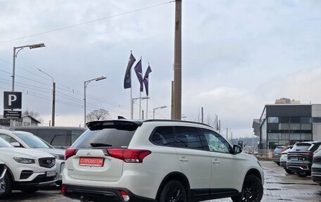 Mitsubishi Outlander III рестайлинг 3, 2022 год, 2 999 000 рублей, 6 фотография