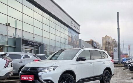 Mitsubishi Outlander III рестайлинг 3, 2022 год, 2 999 000 рублей, 3 фотография