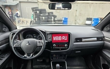 Mitsubishi Outlander III рестайлинг 3, 2022 год, 2 999 000 рублей, 8 фотография