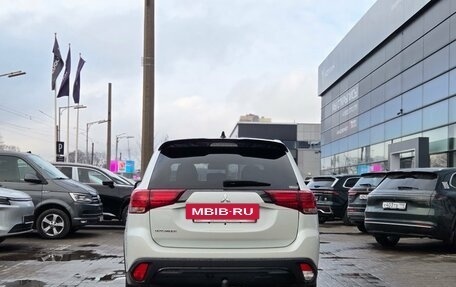 Mitsubishi Outlander III рестайлинг 3, 2022 год, 2 999 000 рублей, 5 фотография