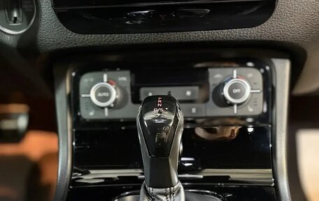 Volkswagen Touareg III, 2011 год, 1 980 000 рублей, 13 фотография