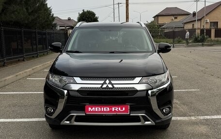 Mitsubishi Outlander III рестайлинг 3, 2018 год, 2 000 000 рублей, 1 фотография