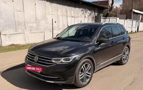 Volkswagen Tiguan II, 2021 год, 2 900 000 рублей, 2 фотография
