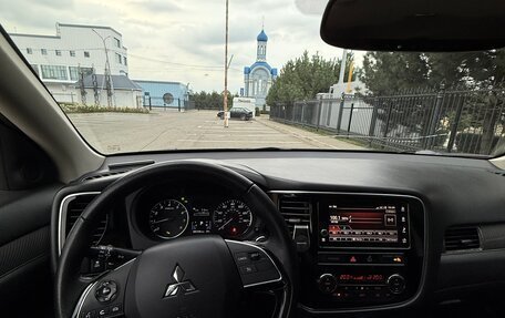 Mitsubishi Outlander III рестайлинг 3, 2018 год, 2 000 000 рублей, 10 фотография