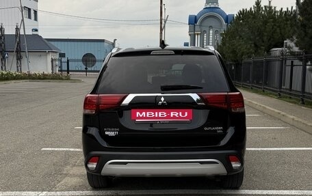 Mitsubishi Outlander III рестайлинг 3, 2018 год, 2 000 000 рублей, 4 фотография