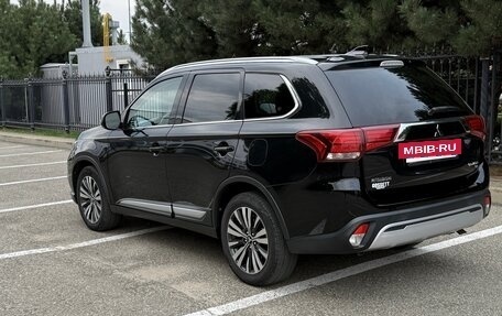 Mitsubishi Outlander III рестайлинг 3, 2018 год, 2 000 000 рублей, 6 фотография