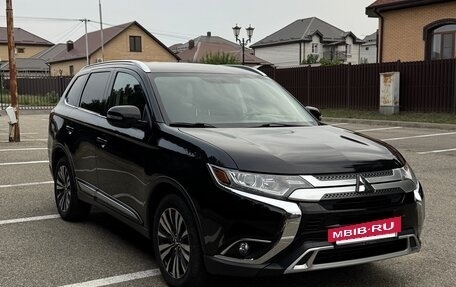 Mitsubishi Outlander III рестайлинг 3, 2018 год, 2 000 000 рублей, 3 фотография