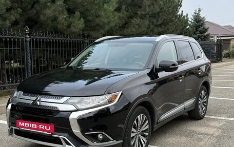 Mitsubishi Outlander III рестайлинг 3, 2018 год, 2 000 000 рублей, 2 фотография