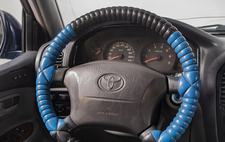 Toyota Land Cruiser 100 рестайлинг 2, 2002 год, 2 499 000 рублей, 13 фотография