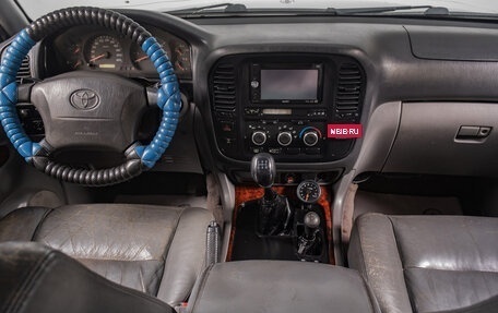 Toyota Land Cruiser 100 рестайлинг 2, 2002 год, 2 499 000 рублей, 11 фотография