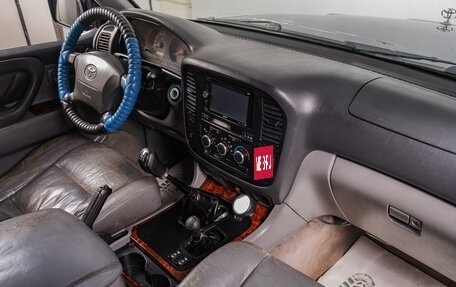 Toyota Land Cruiser 100 рестайлинг 2, 2002 год, 2 499 000 рублей, 16 фотография