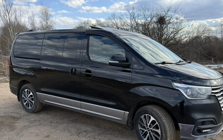 Hyundai Grand Starex Grand Starex I рестайлинг 2, 2018 год, 3 335 000 рублей, 2 фотография