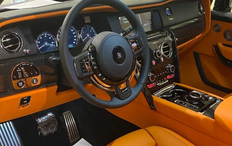 Rolls-Royce Cullinan, 2022 год, 44 990 000 рублей, 2 фотография