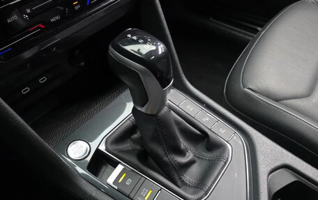 Volkswagen Tiguan II, 2022 год, 3 150 000 рублей, 7 фотография